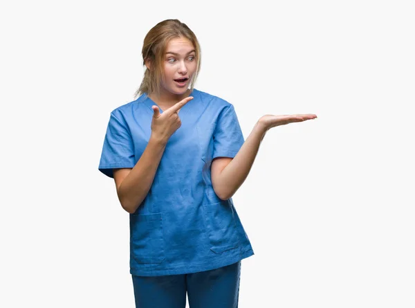 Joven Enfermera Caucásica Vistiendo Uniforme Cirujano Sobre Fondo Aislado Sorprendida — Foto de Stock