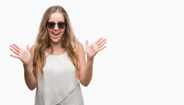 Mujer Rubia Joven Con Gafas Sol Celebrando Loco Sorprendido Por — Foto de Stock