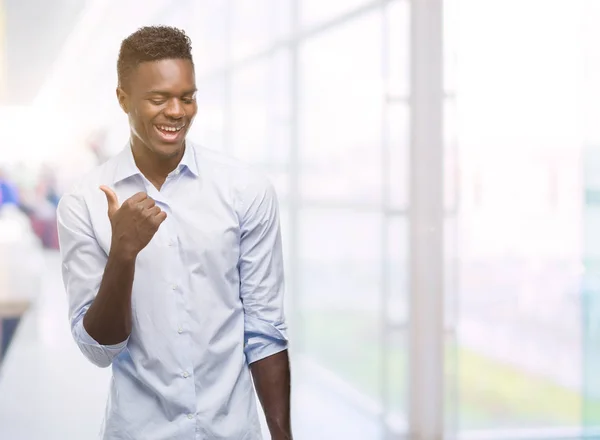 Młody Człowiek African American Sobie Koszulę Skierowana Dłoni Palców Górę — Zdjęcie stockowe