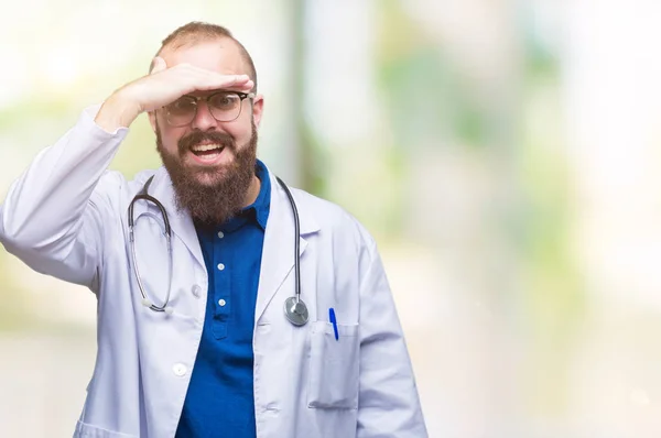 Homem Médico Caucasiano Jovem Vestindo Casaco Branco Médico Sobre Fundo — Fotografia de Stock