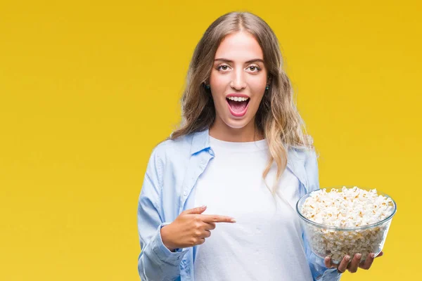 Mooie Jonge Blonde Vrouw Popcorn Eten Geïsoleerde Achtergrond Erg Blij — Stockfoto