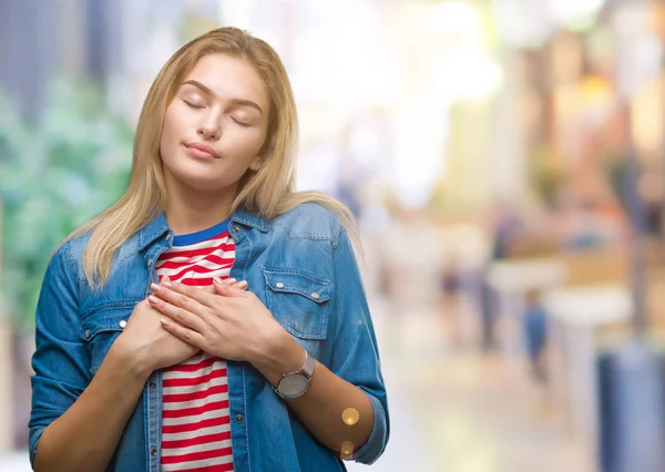 Mujer Caucásica Joven Sobre Fondo Aislado Sonriendo Con Las Manos — Foto de Stock