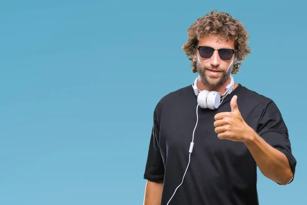 Bonito Homem Hispânico Ouvindo Música Usando Fones Ouvido Sobre Fundo — Fotografia de Stock