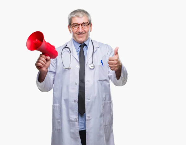 Bonito Médico Sênior Homem Gritando Através Megafone Sobre Fundo Isolado — Fotografia de Stock