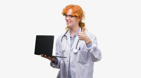 Νέοι Κοκκινομάλλα Γυναίκα Γιατρός Κατέχουν Φορητό Υπολογιστή Ευτυχισμένος Μεγάλο Χαμόγελο — Φωτογραφία Αρχείου