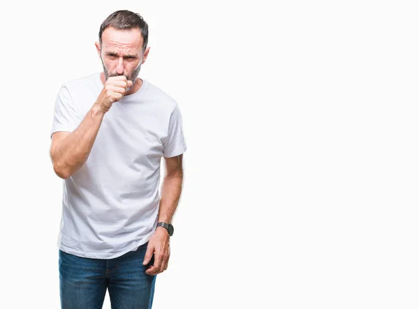中年老人穿着白色 在孤立的背景下感觉不适和咳嗽为感冒或支气管炎的症状 医疗保健理念 — 图库照片