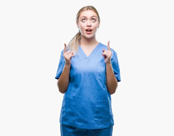 Joven Cirujana Rubia Doctora Vistiendo Uniforme Médico Sobre Fondo Aislado — Foto de Stock