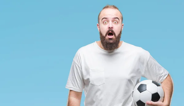 驚き顔 恐怖表現と興奮とショックで怖いの孤立した背景にサッカー サッカー ボールを保持している若い白人ヒップ男 — ストック写真