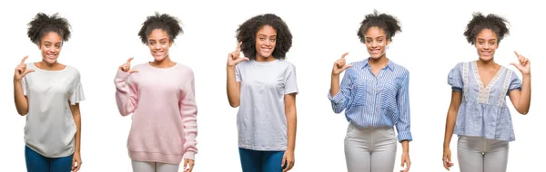 孤立した背景の笑顔と自信を持ってカメラを見ながら指でサイズ記号をやって手でジェスチャーをアフリカ系アメリカ人女性のコラージュ 測定概念 — ストック写真