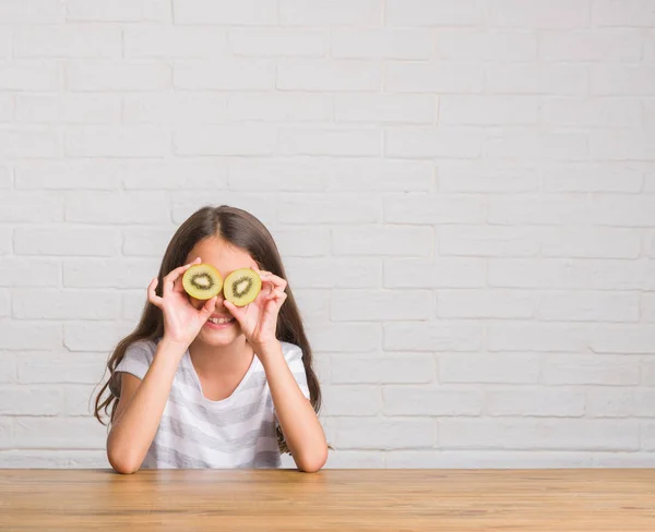 Unga Spansktalande Barn Sitter Bord Äta Kiwi Med Ett Glatt — Stockfoto