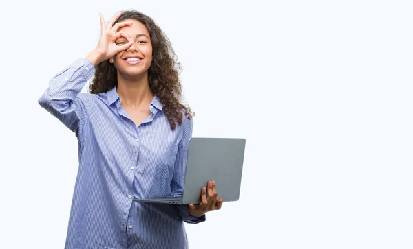 Mulher Hispânica Jovem Segurando Laptop Computador Com Rosto Feliz Sorrindo — Fotografia de Stock