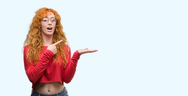 Jeune Rousse Femme Portant Des Lunettes Très Heureux Pointant Avec — Photo