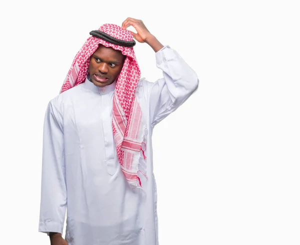 Młody Człowiek Afryki Arabski Noszenie Tradycyjnych Kefija Białym Tle Mylić — Zdjęcie stockowe