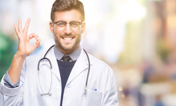 Joven Hombre Médico Guapo Sobre Fondo Aislado Sonriendo Positiva Haciendo — Foto de Stock