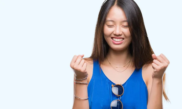 Jonge Aziatische Vrouw Geïsoleerde Achtergrond Enthousiast Voor Succes Met Armen — Stockfoto