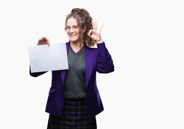 Joven Estudiante Morena Vistiendo Uniforme Escolar Sosteniendo Papel Blanco Sobre —  Fotos de Stock