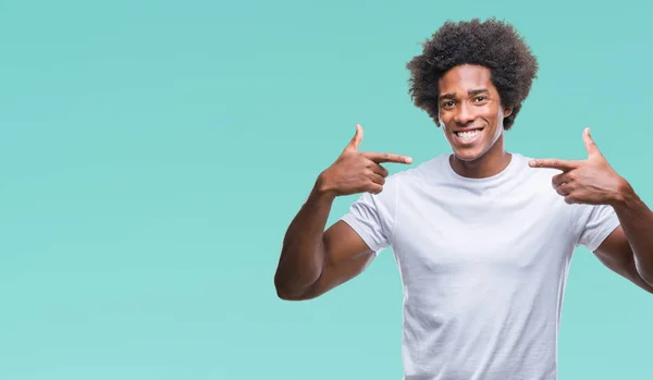 Afro Amerikansk Man Över Isolerade Bakgrund Leende Självsäker Visar Och — Stockfoto