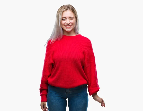 Junge Blonde Frau Trägt Winterpullover Über Isoliertem Hintergrund Zwinkert Die — Stockfoto