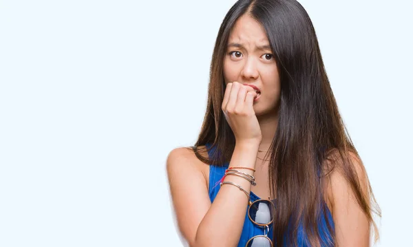 年轻的亚洲妇女在孤立的背景下 看着压力和紧张的嘴咬指甲的手 焦虑问题 — 图库照片