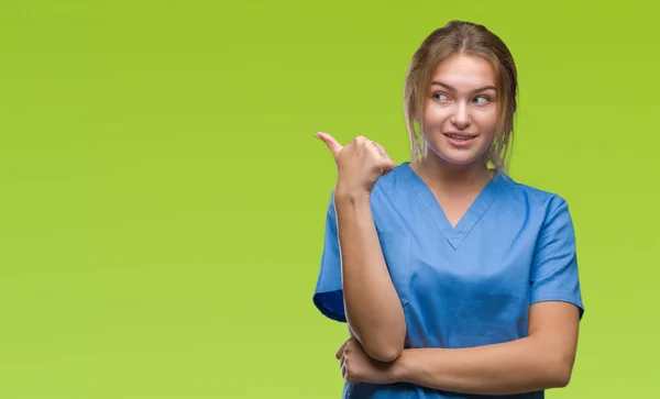 Jovem Enfermeira Caucasiana Vestindo Uniforme Cirurgião Sobre Fundo Isolado Sorrindo — Fotografia de Stock