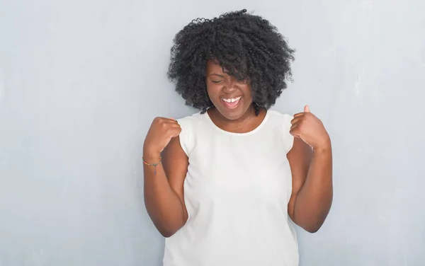 Giovane Donna Afroamericana Sopra Muro Grigio Grunge Che Celebra Sorpreso — Foto Stock