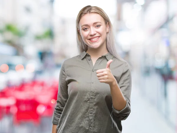 Jonge Blonde Zakenvrouw Geïsoleerde Achtergrond Gelukkig Duimschroef Opwaarts Gebaar Met — Stockfoto