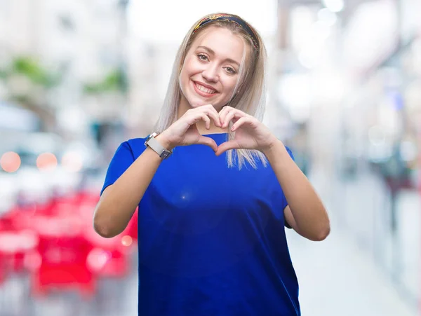Jovem Loira Sobre Fundo Isolado Sorrindo Amor Mostrando Símbolo Coração — Fotografia de Stock