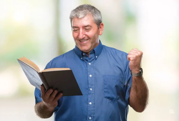 Bello Anziano Insegnante Uomo Leggendo Libro Sfondo Isolato Urlando Orgoglioso — Foto Stock