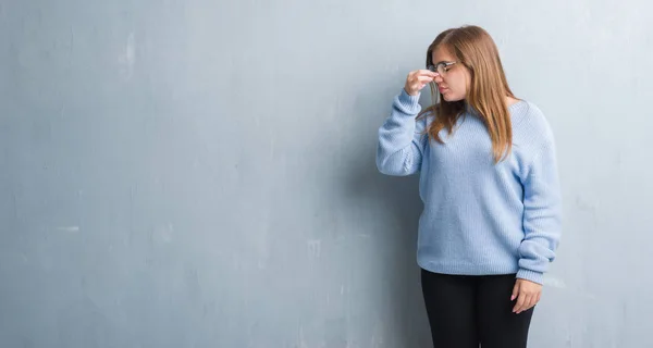 Junge Erwachsene Frau Über Grauer Grunge Wand Mit Brille Die — Stockfoto