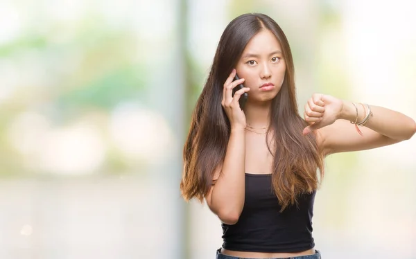Jovem Mulher Asiática Falando Telefone Sobre Fundo Isolado Com Rosto — Fotografia de Stock