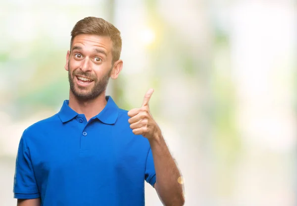 Jovem Homem Bonito Sobre Fundo Isolado Fazendo Polegares Felizes Gesto — Fotografia de Stock