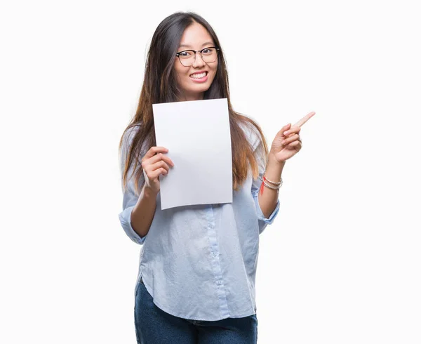 Junge Asiatin Hält Leeres Papier Über Isoliertem Hintergrund Und Zeigt — Stockfoto