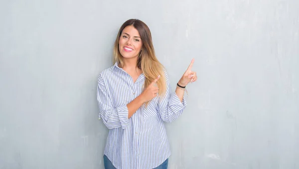 Mujer Adulta Joven Sobre Una Pared Grunge Gris Con Ropa —  Fotos de Stock