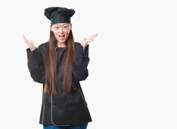 Junge Chinesin Mit Isoliertem Hintergrund Kochuniform Feiert Verrückt Und Erstaunt — Stockfoto