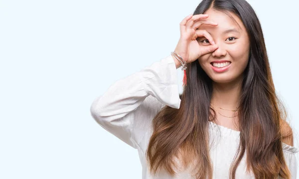 Ung Asiatisk Kvinna Över Isolerade Bakgrund Gör Gest Med Handen — Stockfoto