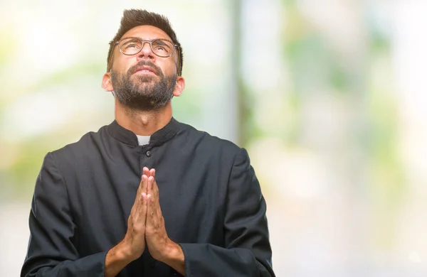 Erwachsener Hispanischer Katholischer Priester Mann Mit Isoliertem Hintergrund Bettelt Und — Stockfoto