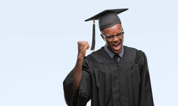 Young Graduó Hombre Afroamericano Sobre Fondo Aislado Enojado Loco Levantando —  Fotos de Stock