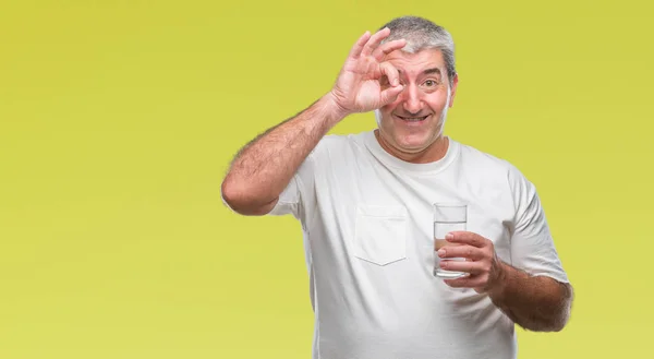 Stilig Senior Man Dricka Glas Vatten Över Isolerade Bakgrund Med — Stockfoto