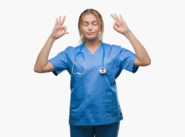 Joven Doctora Caucásica Vistiendo Uniforme Cirujano Sobre Fondo Aislado Relajarse — Foto de Stock