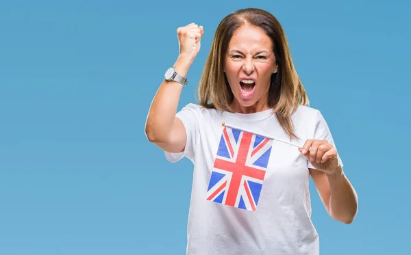 分離上イギリスの中年ヒスパニック女性持株旗背景の狂気と上げられた手で 叫んで 怒りとイライラと不満叫んで怒りコンセプト — ストック写真
