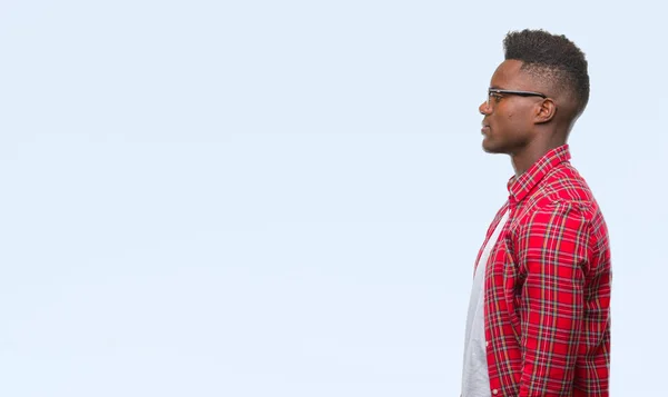 Jovem Homem Afro Americano Sobre Fundo Isolado Olhando Para Lado — Fotografia de Stock