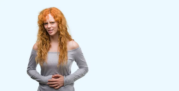胃に手を赤毛の若い女性から消化不良 気分が悪く痛みを伴う病気 痛みの概念 — ストック写真