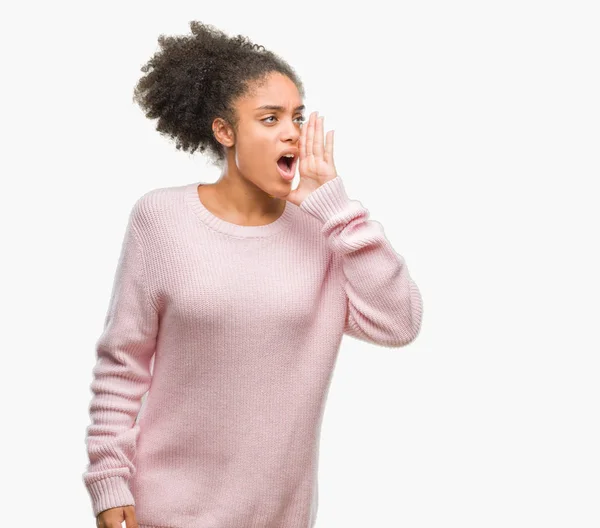 Junge Afroamerikanerin Winterpullover Über Isoliertem Hintergrund Schreiend Und Laut Schreiend — Stockfoto