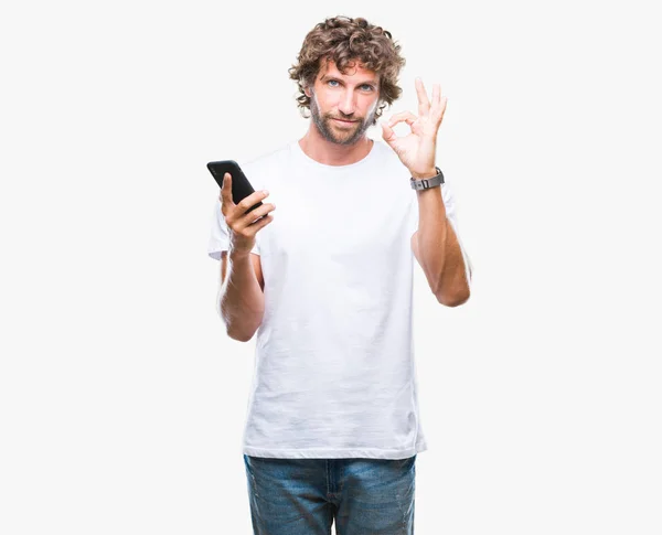 Hombre Hispano Guapo Modelo Envío Mensajes Texto Utilizando Teléfono Inteligente —  Fotos de Stock