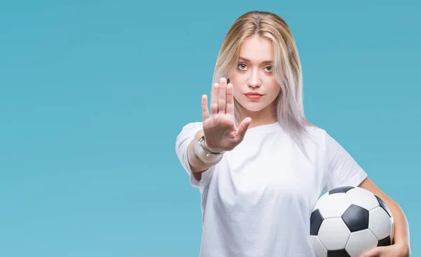 Junge Blonde Frau Hält Fußballball Über Isoliertem Hintergrund Mit Offener — Stockfoto