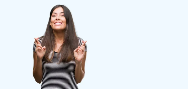 Joven Mujer Hispana Hermosa Sonriendo Cruzando Los Dedos Con Esperanza — Foto de Stock