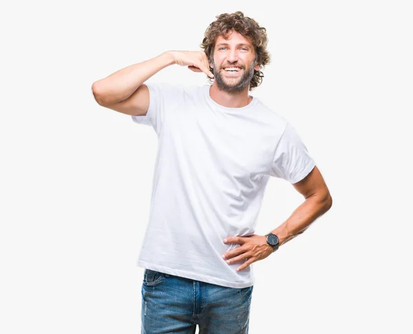 Bonito Homem Modelo Hispânico Sobre Fundo Isolado Sorrindo Fazendo Gesto — Fotografia de Stock