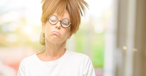 Mulher Meia Idade Louco Usando Óculos Bobos Com Expressão Sonolenta — Fotografia de Stock