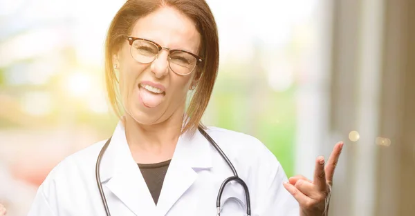 Mujer Doctora Profesional Médico Mirando Cámara Mostrando Tanga Haciendo Señal —  Fotos de Stock