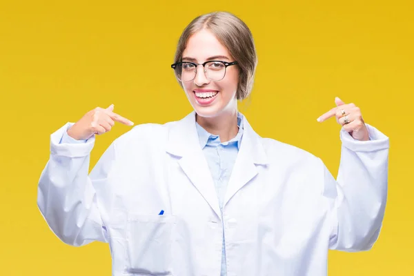 Vacker Ung Blond Läkare Kvinna Klädd Vit Rock Över Isolerade — Stockfoto